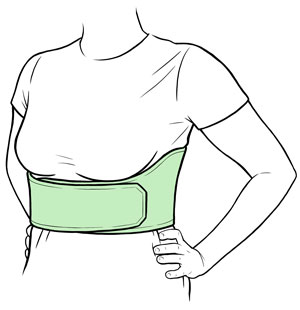 Vista frontal de una mujer que usa una faja torácica.
